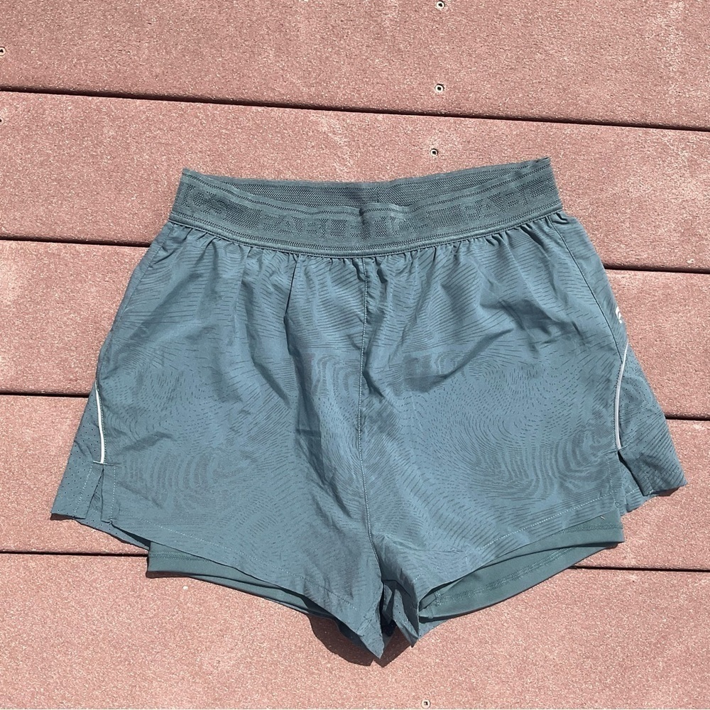 Fabletics NWT Perforated Run 5'' Short Gray Blue Men